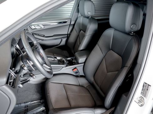 Used 2025 Porsche Macan image 5