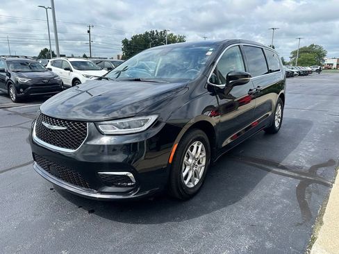Used 2024 Chrysler Pacifica Touring-L FWD image 3
