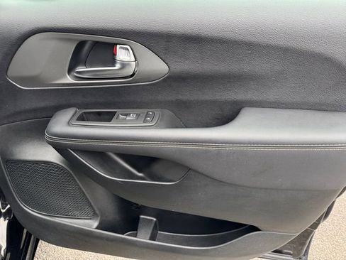 Used 2025 Chrysler Pacifica Select AWD/4WD image 22