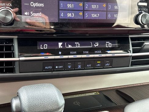 Used 2024 Toyota Sienna LE w/ LE Plus Package FWD image 23