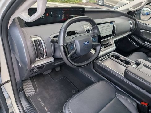 Used 2025 Ford Expedition Max Platinum w/ Driver's Package AWD/4WD image 10