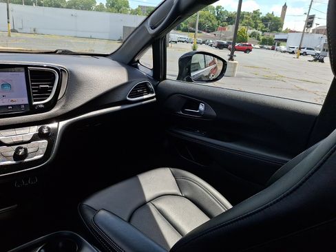 Used 2025 Chrysler Pacifica Select FWD image 27