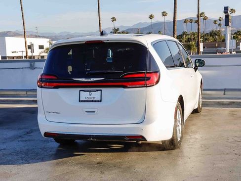 Used 2023 Chrysler Pacifica Touring-L FWD image 9