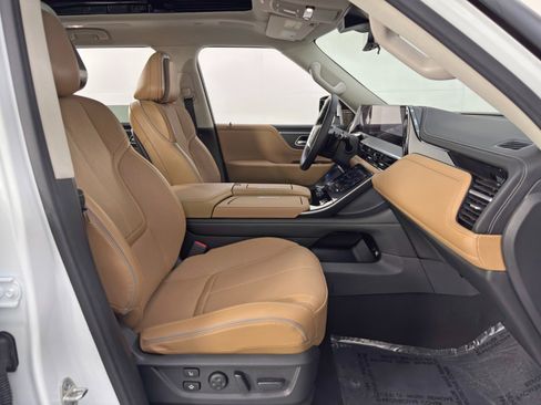 Used 2025 INFINITI QX80 Sensory image 16