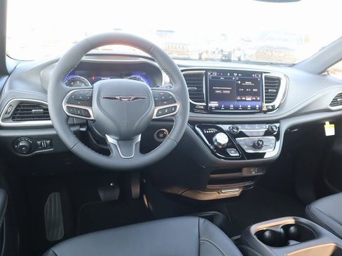 New 2026 Chrysler Pacifica Select image 2