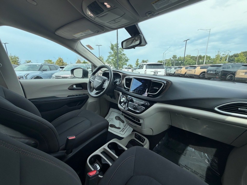 Used 2017 Chrysler Pacifica Touring FWD image 11