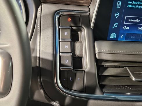 Used 2024 Chevrolet Tahoe Z71 w/ Luxury Package AWD/4WD image 33