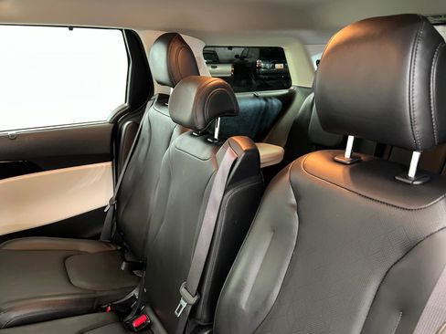 Used 2024 Kia Carnival EX FWD image 19