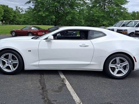 Used 2019 Chevrolet Camaro LT w/ Technology Package RWD image 5