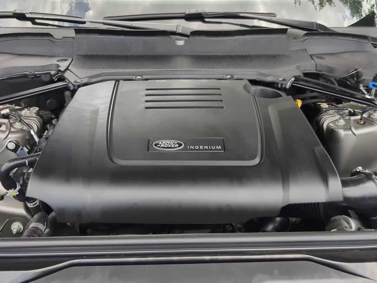 Certified 2025 Land Rover Discovery S AWD/4WD image 15