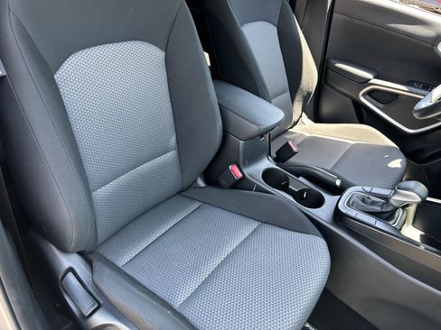 Certified 2025 Kia Soul LX w/ LX Technology Package FWD image 8