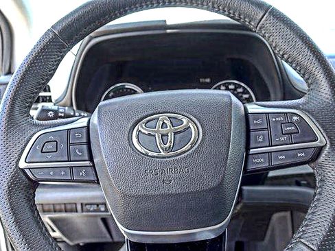 Used 2023 Toyota Sienna Limited AWD/4WD image 12