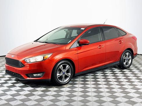 Used 2018 Ford Focus SE w/ SE Appearance Package image 4