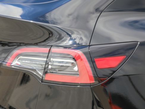 Used 2024 Tesla Model Y Long Range AWD/4WD image 9