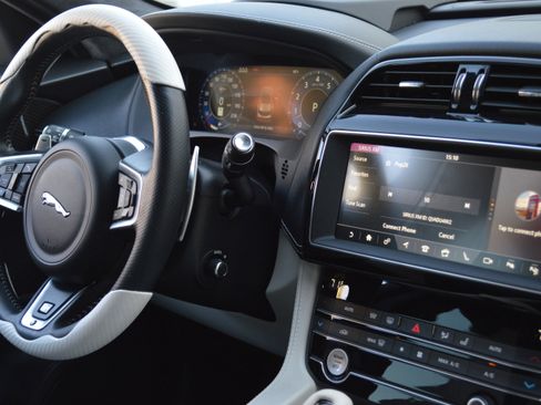 Used 2020 Jaguar F-PACE SVR image 39