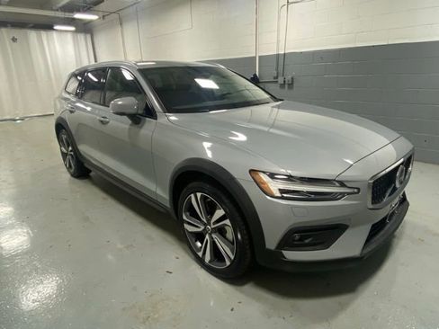 Used 2025 Volvo V60 B5 Cross Country Plus AWD/4WD image 4