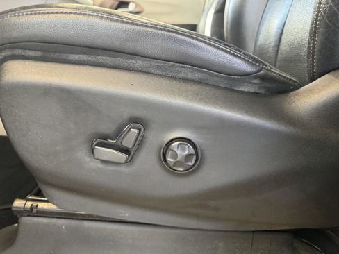 Used 2018 Chrysler Pacifica Touring-L w/ Tire & Wheel Group image 21