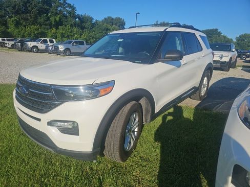 Used 2024 Ford Explorer XLT w/ Equipment Group 202A AWD/4WD image 8