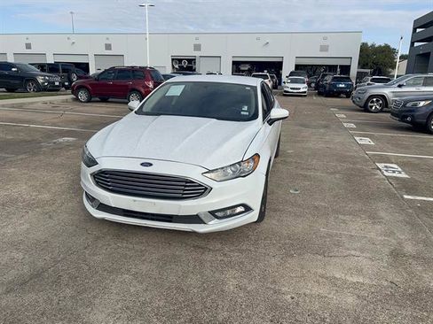 Used 2017 Ford Fusion SE image 4