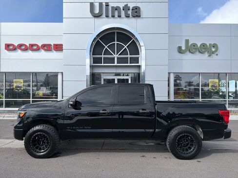 Used 2018 Nissan Titan SV w/ SV Convenience Package image 3