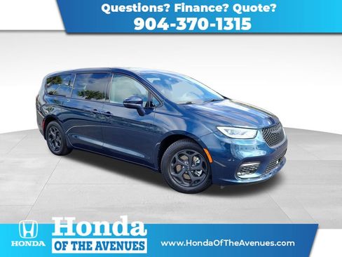 Used 2022 Chrysler Pacifica Touring-L w/ S Appearance Package image 1