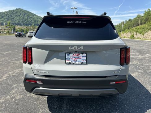 Used 2023 Kia Sorento S w/ Panoramic Sunroof Package AWD/4WD image 3