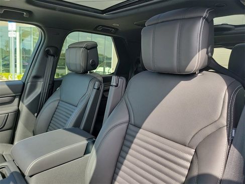 New 2025 Land Rover Discovery Metropolitan Edition image 26
