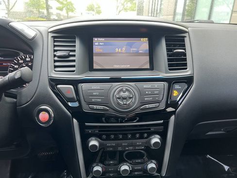 Used 2014 Nissan Pathfinder SV FWD image 16