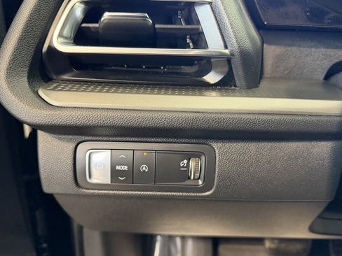 Used 2025 Chevrolet Traverse LT image 24