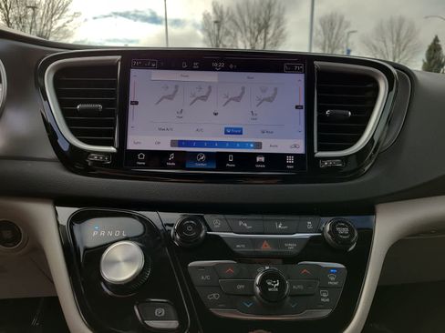 Used 2024 Chrysler Pacifica Touring-L image 24