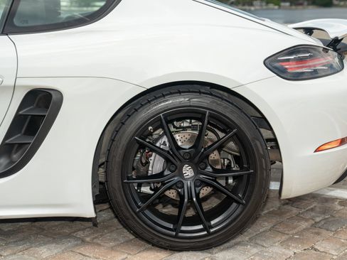 Used 2018 Porsche 718 Cayman RWD image 14
