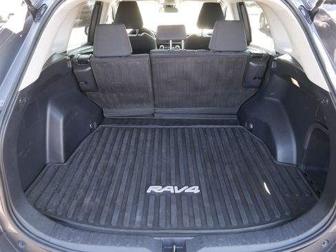 Used 2021 Toyota RAV4 LE AWD/4WD image 18