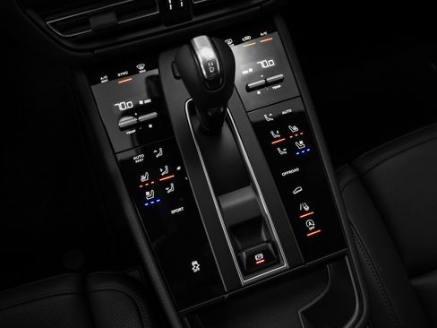 Used 2025 Porsche Macan image 32