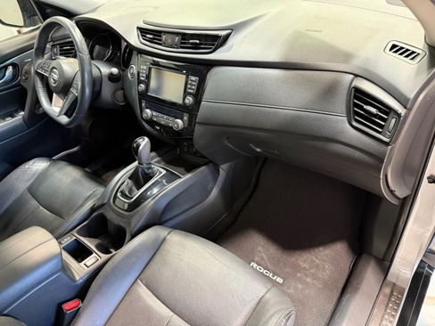 Used 2017 Nissan Rogue SV w/ SV Premium Package image 27