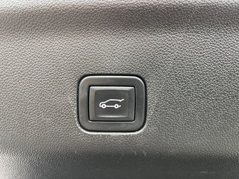 Used 2023 GMC Yukon SLT w/ SLT Luxury Package image 19