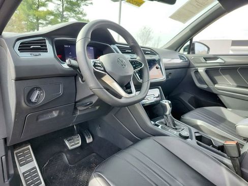 Used 2022 Volkswagen Tiguan SE R-Line image 9