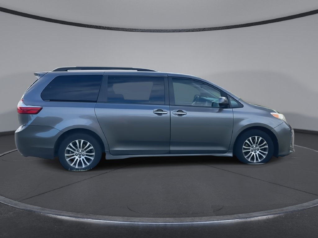 Used 2018 Toyota Sienna XLE w/ XLE Navigation Package FWD image 9