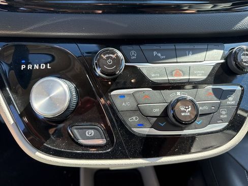 Used 2023 Chrysler Pacifica Touring-L image 24