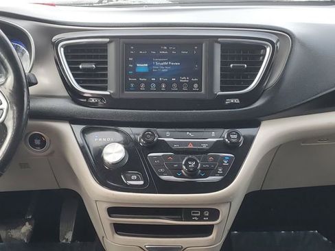 Used 2020 Chrysler Pacifica Touring-L image 28