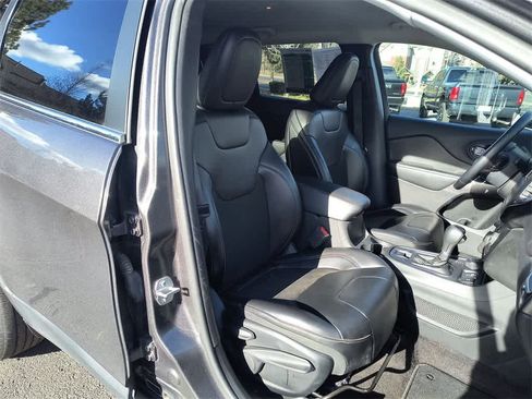 Used 2019 Jeep Cherokee Latitude Plus w/ Comfort/Convenience Group image 23