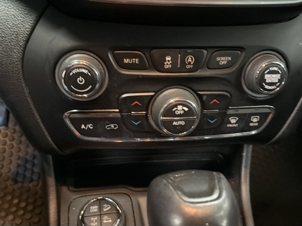 Used 2020 Jeep Cherokee Trailhawk w/ Comfort/Convenience Group AWD/4WD image 26