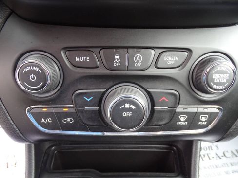 Used 2019 Jeep Cherokee 4WD Latitude w/ Cold Weather Group image 25