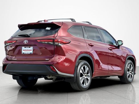 Used 2023 Toyota Highlander XLE image 5