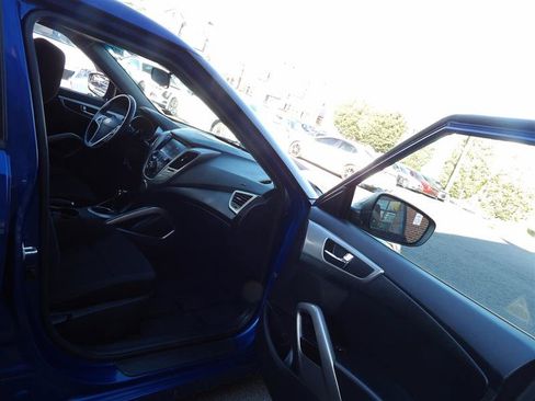 Used 2017 Hyundai Veloster FWD image 9