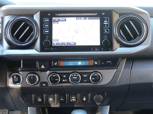 Used 2016 Toyota Tacoma TRD Off-Road w/ Premium & Technology Package image 2