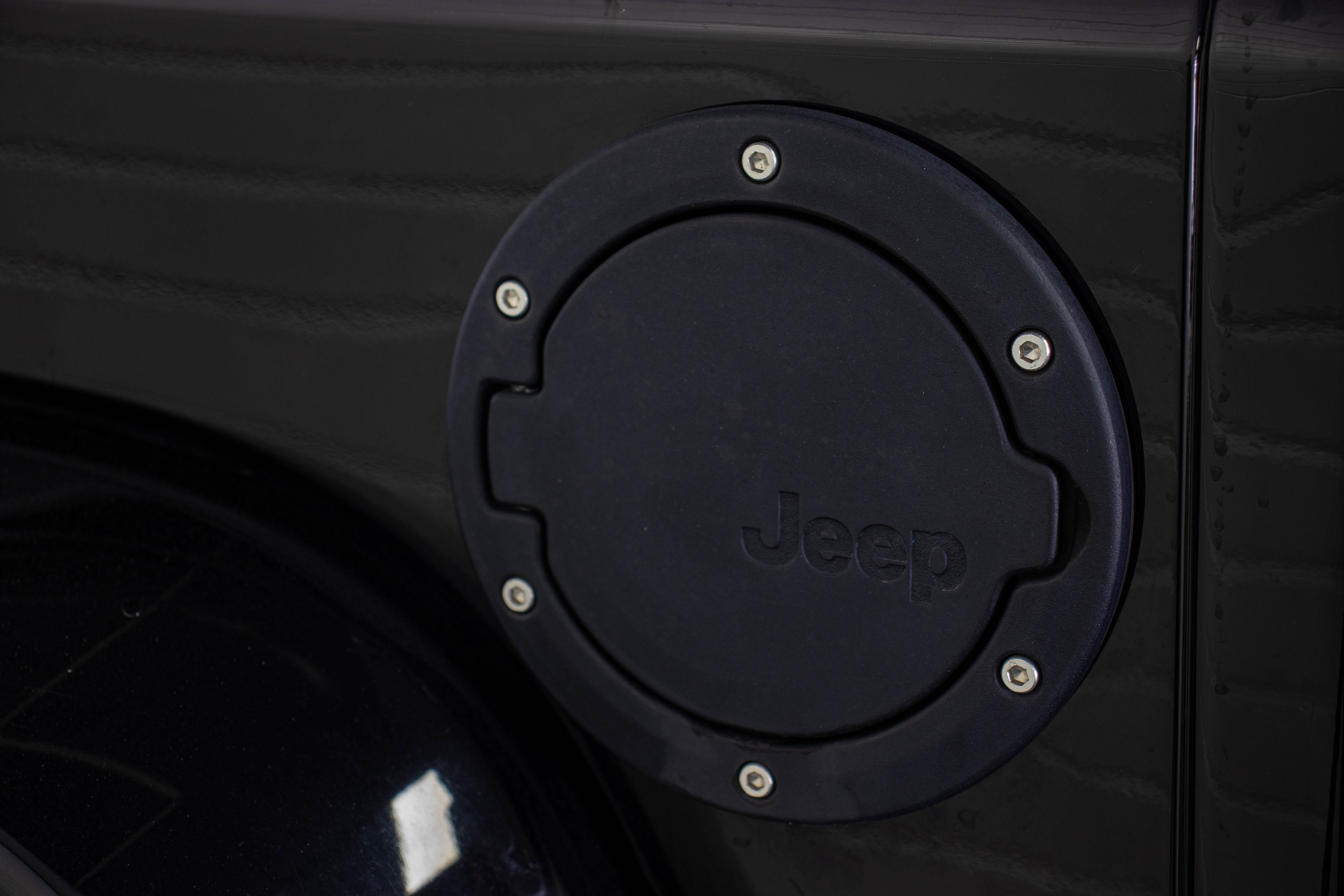 Used 2015 Jeep Wrangler Unlimited Sahara w/ Max Tow Package AWD/4WD image 11