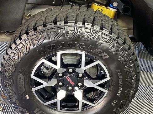 Used 2024 GMC Canyon AT4X image 28
