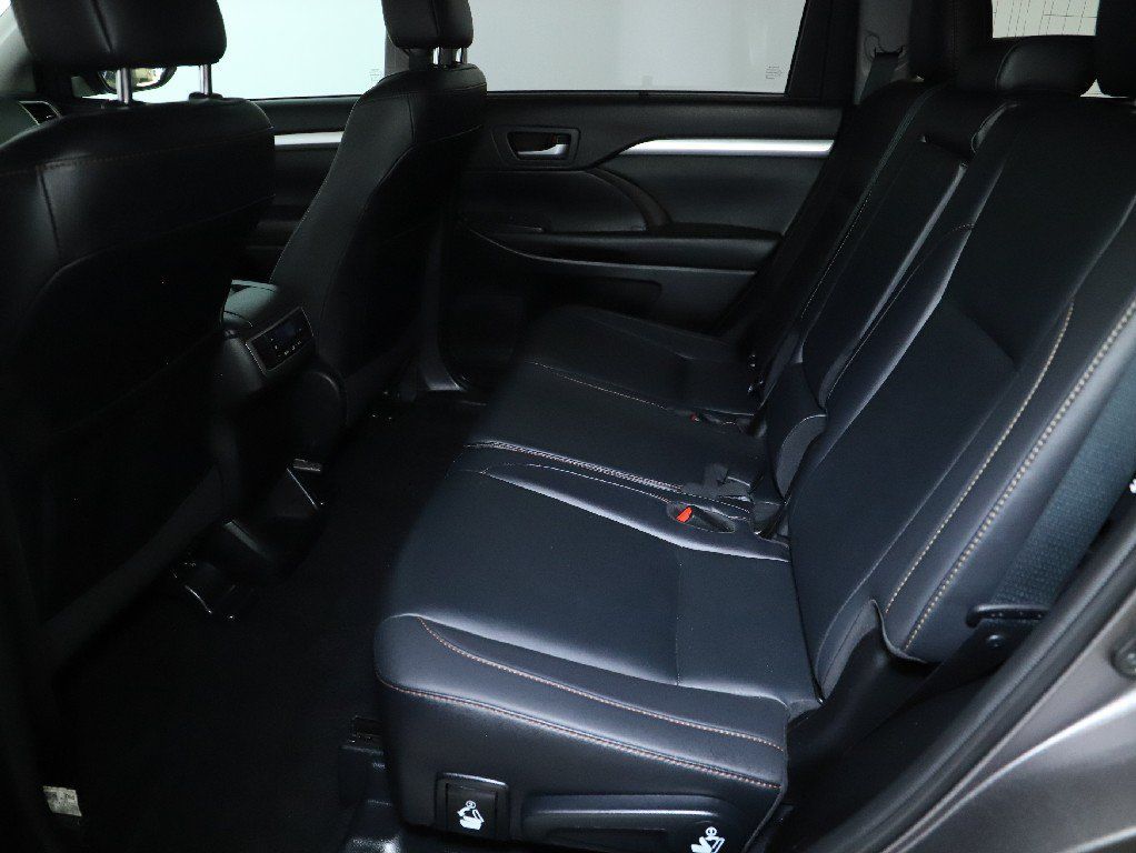 Used 2019 Toyota Highlander XLE FWD image 14