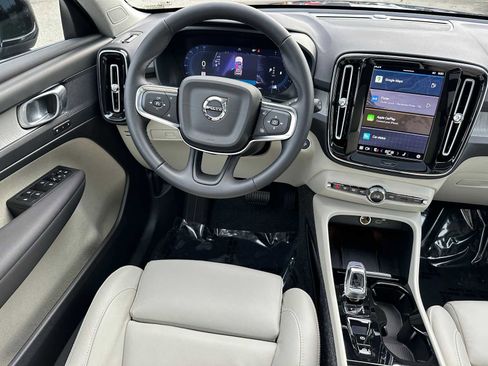 Used 2025 Volvo XC40 B5 Plus w/ Protection Package Premier image 17