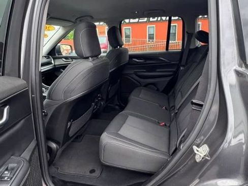 Used 2024 Jeep Grand Cherokee Laredo RWD image 9